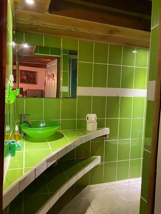 Hostal Cecilia Puerto Viejo de Talamanca Bagian luar foto