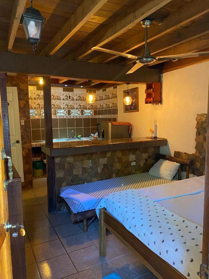 Hostal Cecilia Puerto Viejo de Talamanca Bagian luar foto