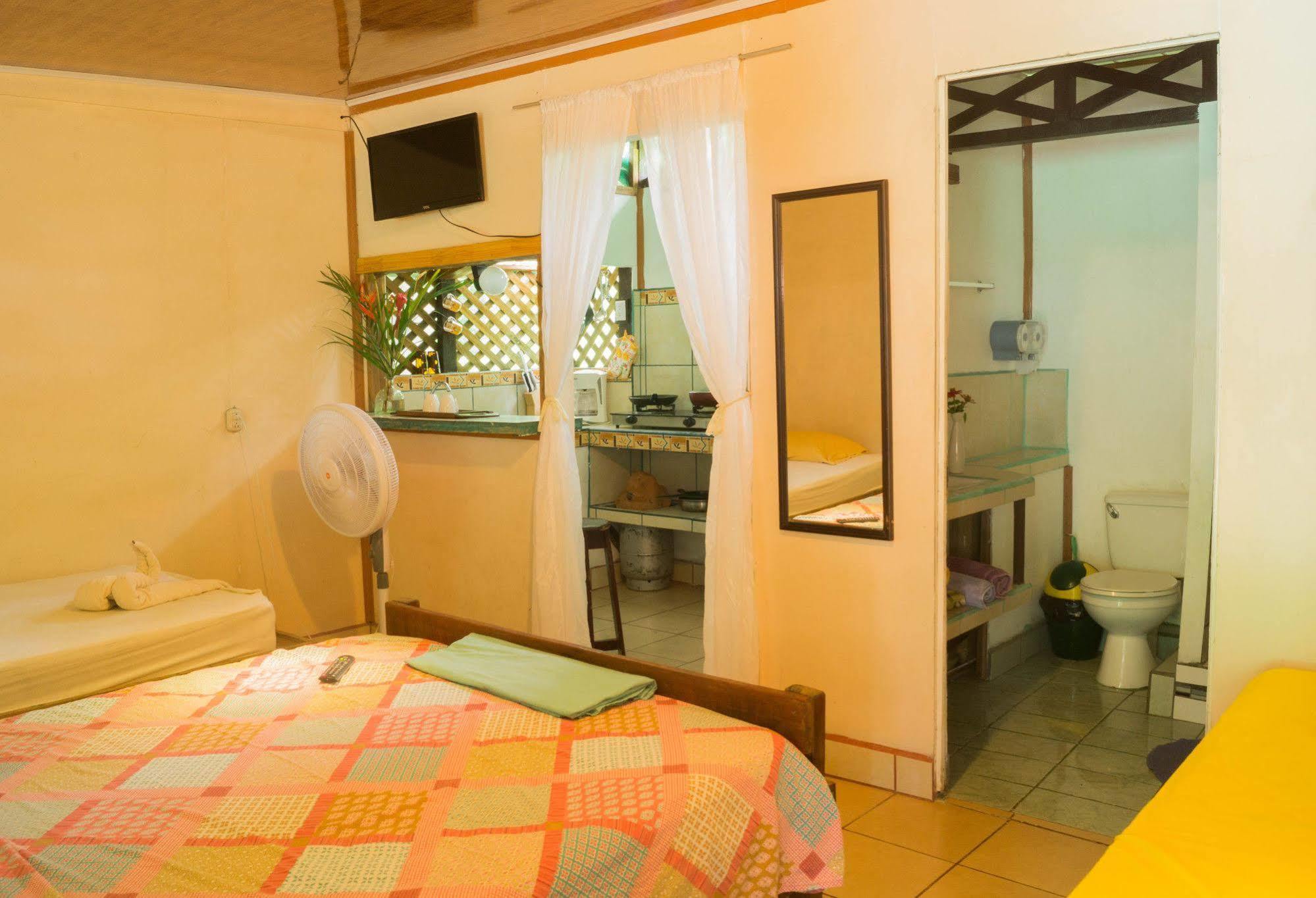 Hostal Cecilia Puerto Viejo de Talamanca Bagian luar foto