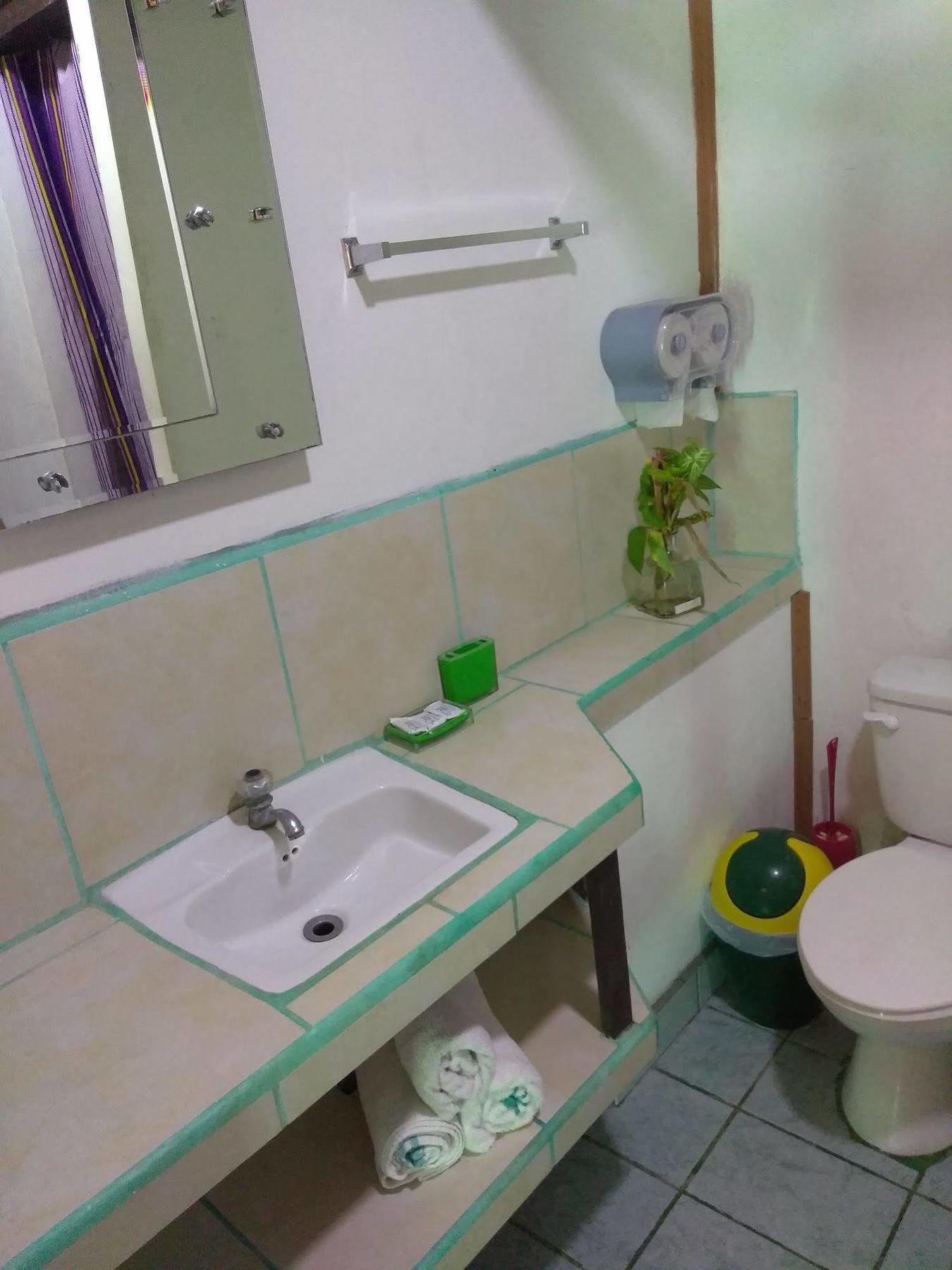 Hostal Cecilia Puerto Viejo de Talamanca Bagian luar foto