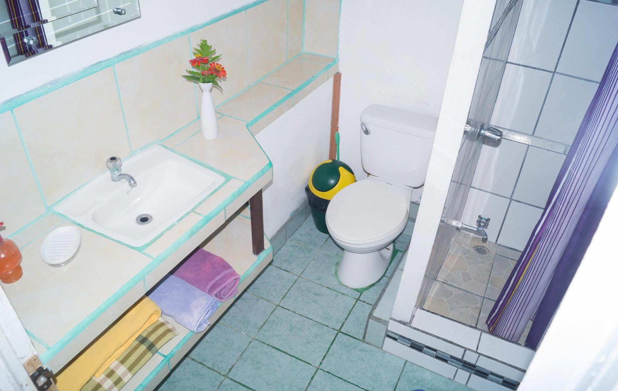 Hostal Cecilia Puerto Viejo de Talamanca Bagian luar foto