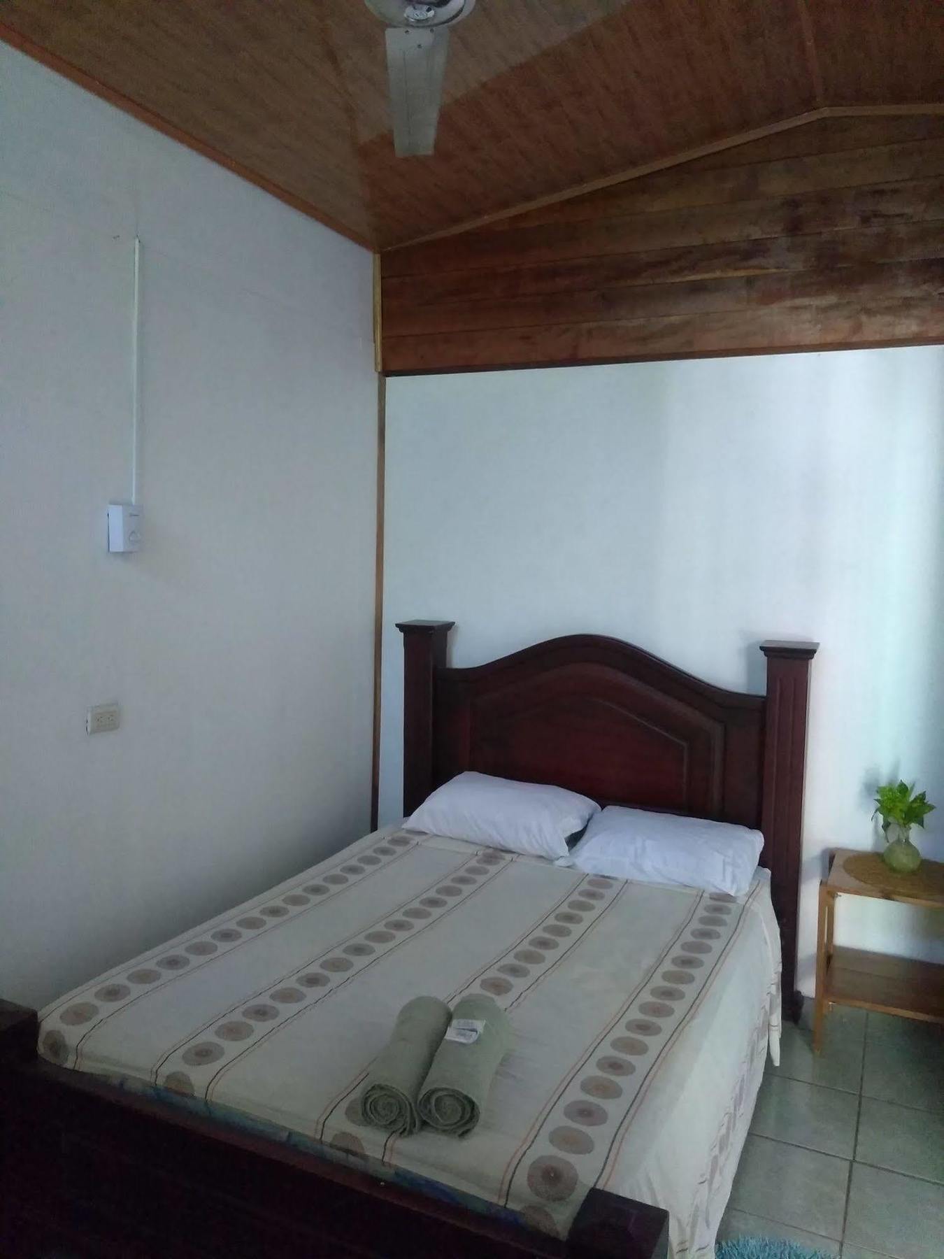 Hostal Cecilia Puerto Viejo de Talamanca Bagian luar foto