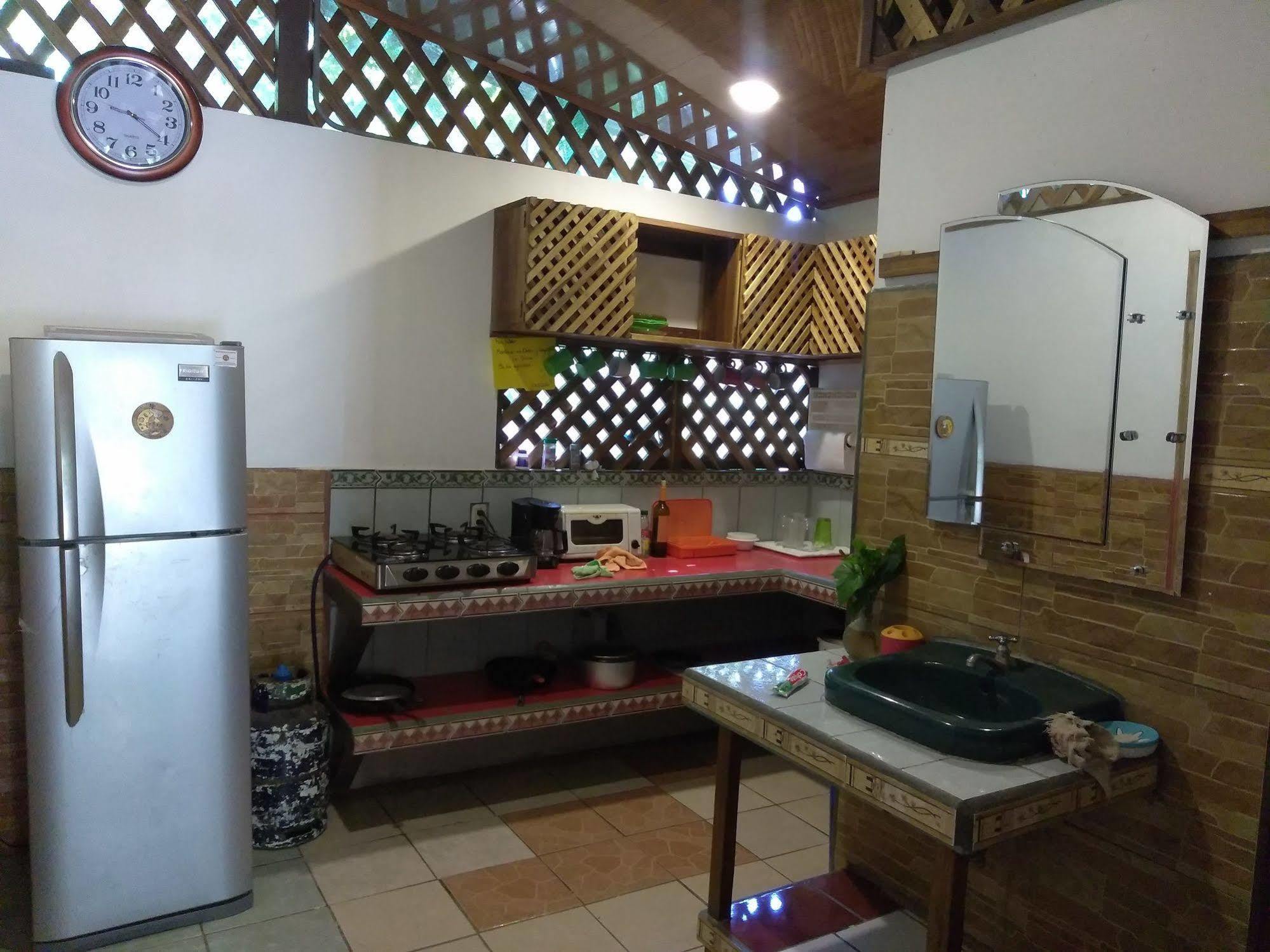 Hostal Cecilia Puerto Viejo de Talamanca Bagian luar foto