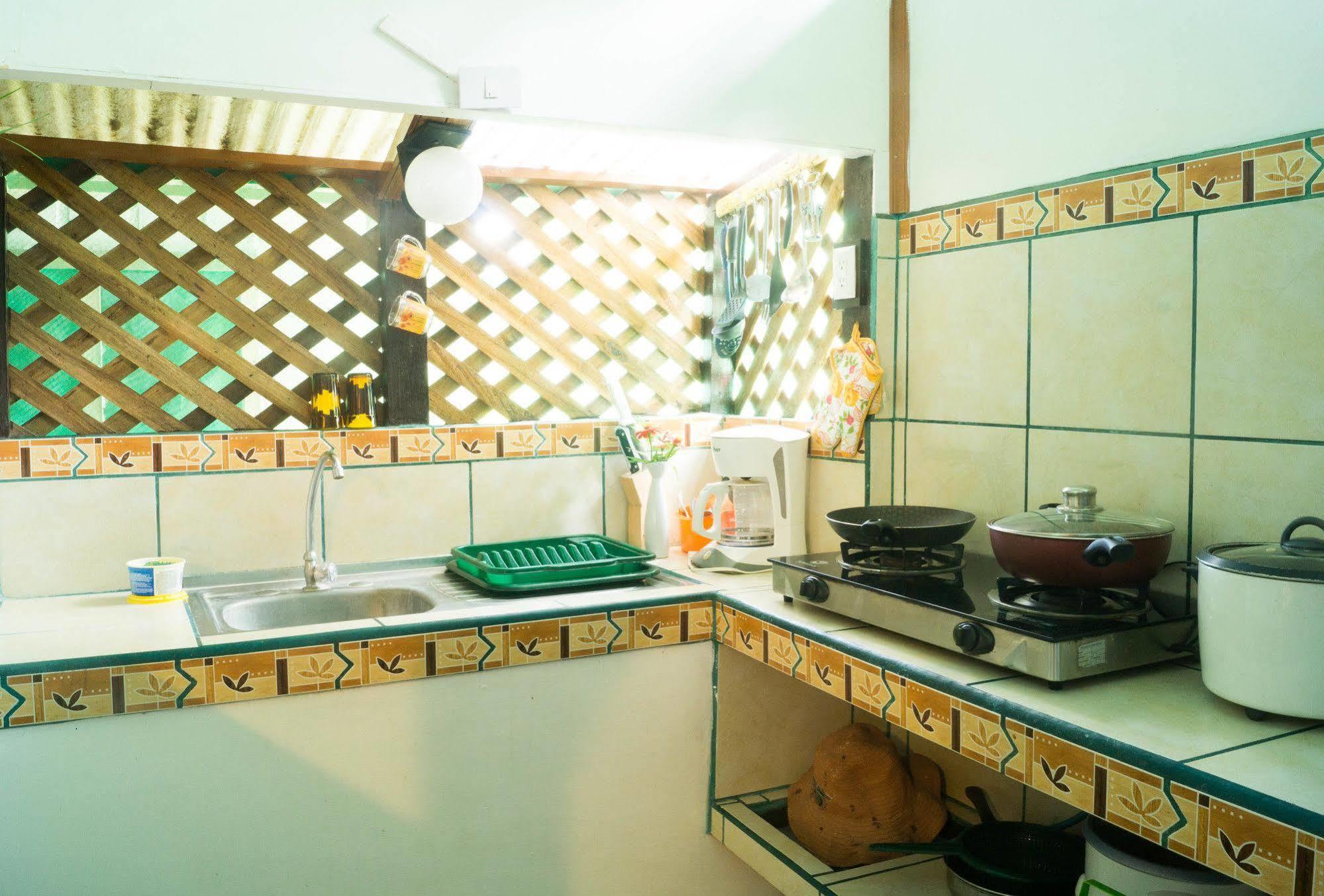 Hostal Cecilia Puerto Viejo de Talamanca Bagian luar foto
