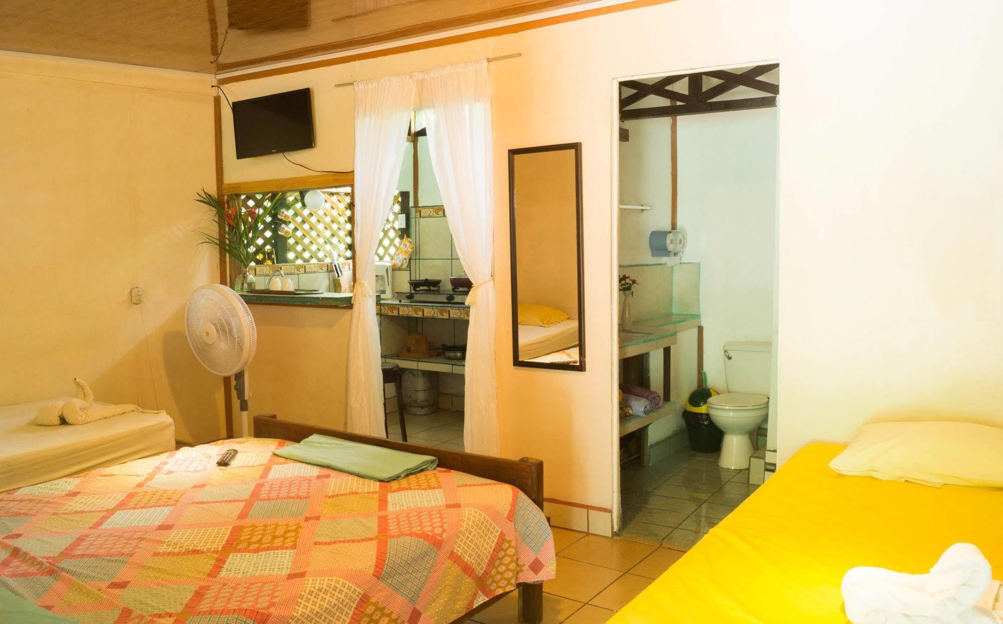 Hostal Cecilia Puerto Viejo de Talamanca Bagian luar foto
